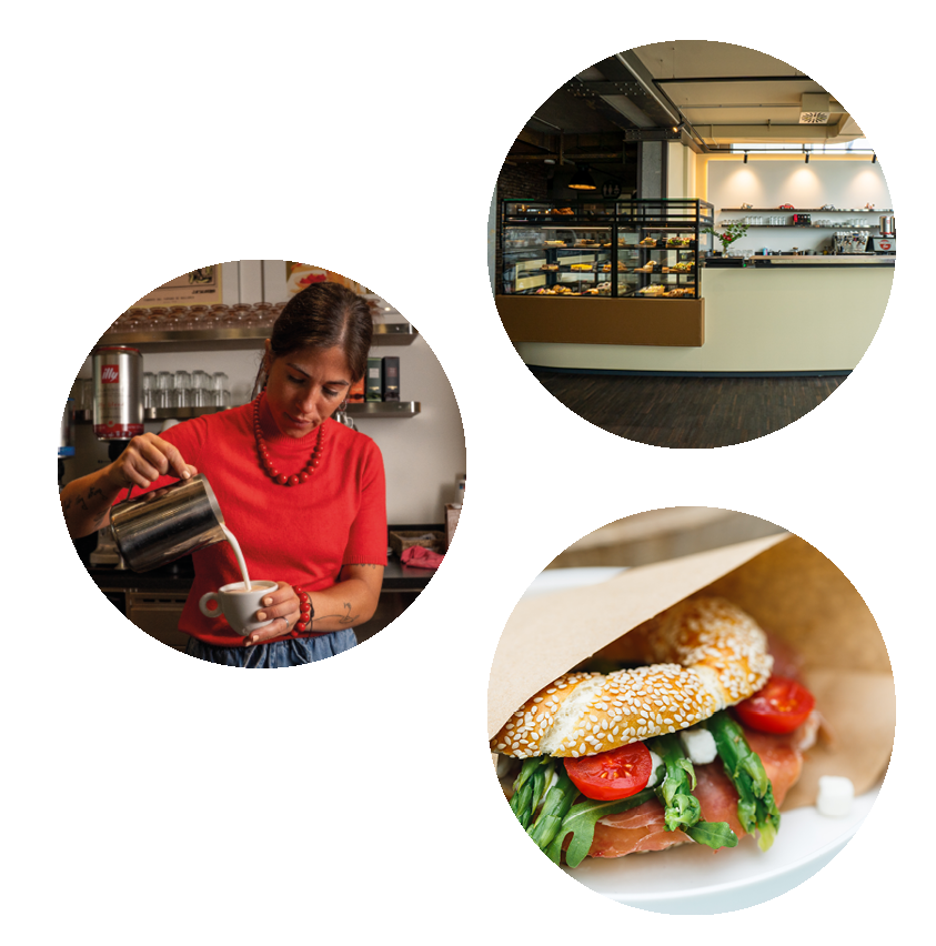 Dreiteilige Szene: eine Barista gießt Milchschaum in eine Tasse, eine Café-Theke mit Kuchenanzeige im Hintergrund, und ein falafel? Wait. The third is a burger. So describe succinctly all three. Alt text: Mehrere kreisförmige Bilder: links eine Barista in rotem Shirt gießt Milchschaum in eine Tasse; oben rechts eine modern gestaltete Café-Theke mit Backwaren in Glasvitrine; unten rechts ein sesamiger Burger mit Salat, Tomaten und Käse in einer Papiertüte.