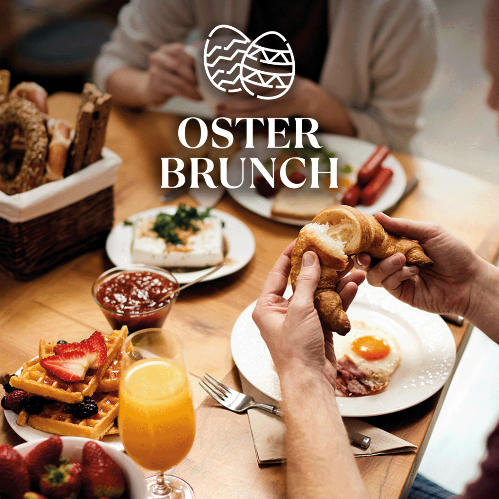 Osterbrunch-Tafel mit Croissant, Spiegelei, Toasts, Fruchtwaffeln, Honigglas, Fruchtplatte und Getränken in netter Frühstücksszene.