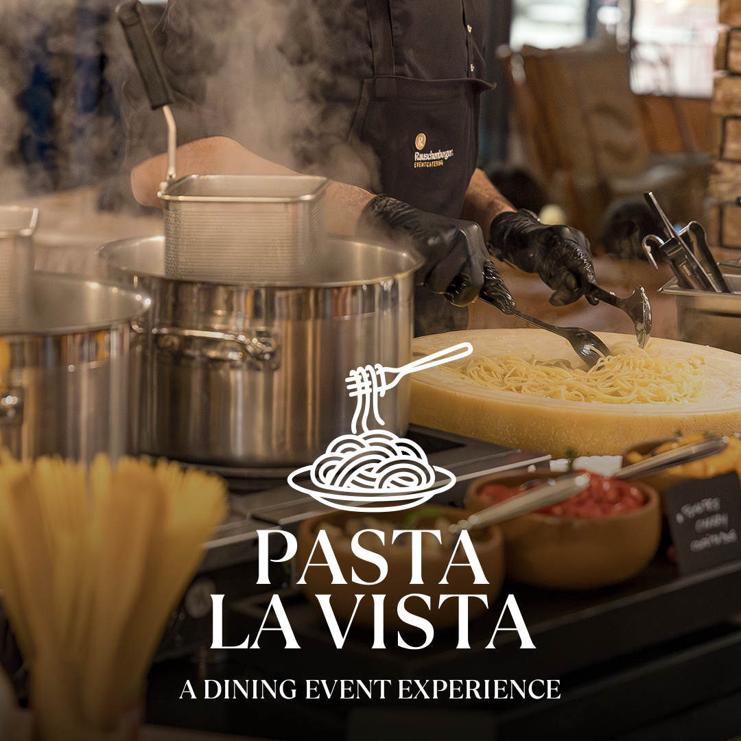 Koch steigt Nudelgericht in großem Topf unter Dampf, Pasta wird am Tisch gemischt; Logo Pasta La Vista mit Gabelillustration und Text A Dining Event Experience.